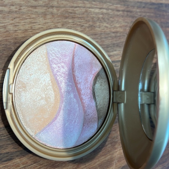 Laura Geller. Baked Magic Glow - Picture 3 of 6